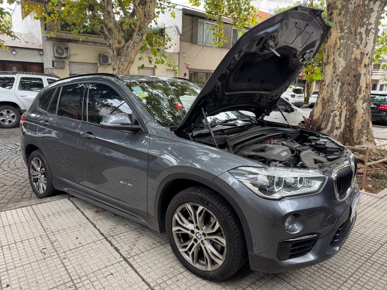BMW gris durante una inspección pre compra de Ancla Motors