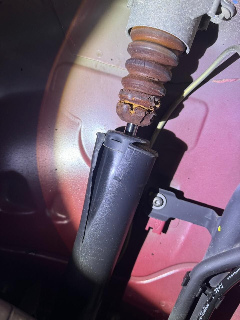 Tope de amortiguador destruido encontrado durante una inspección